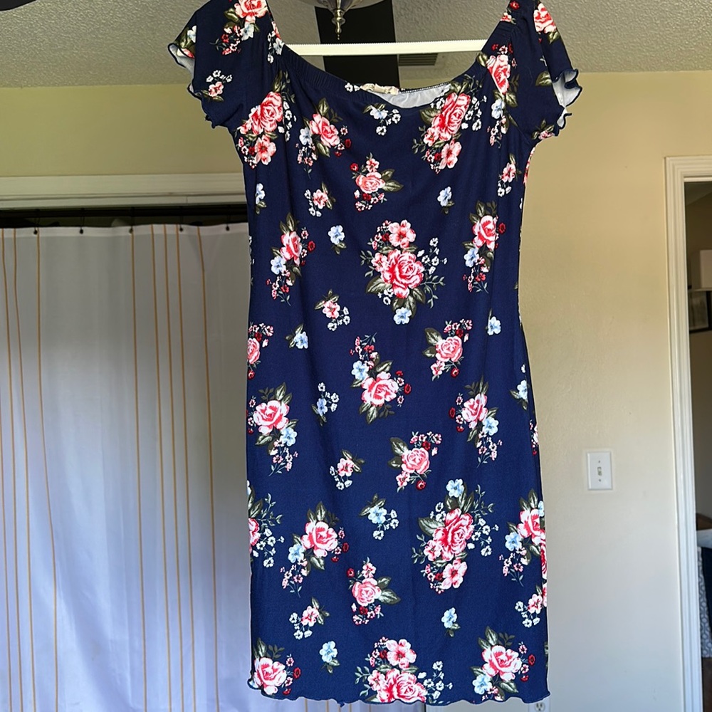 Off the shoulders bodycon dress with floral print.